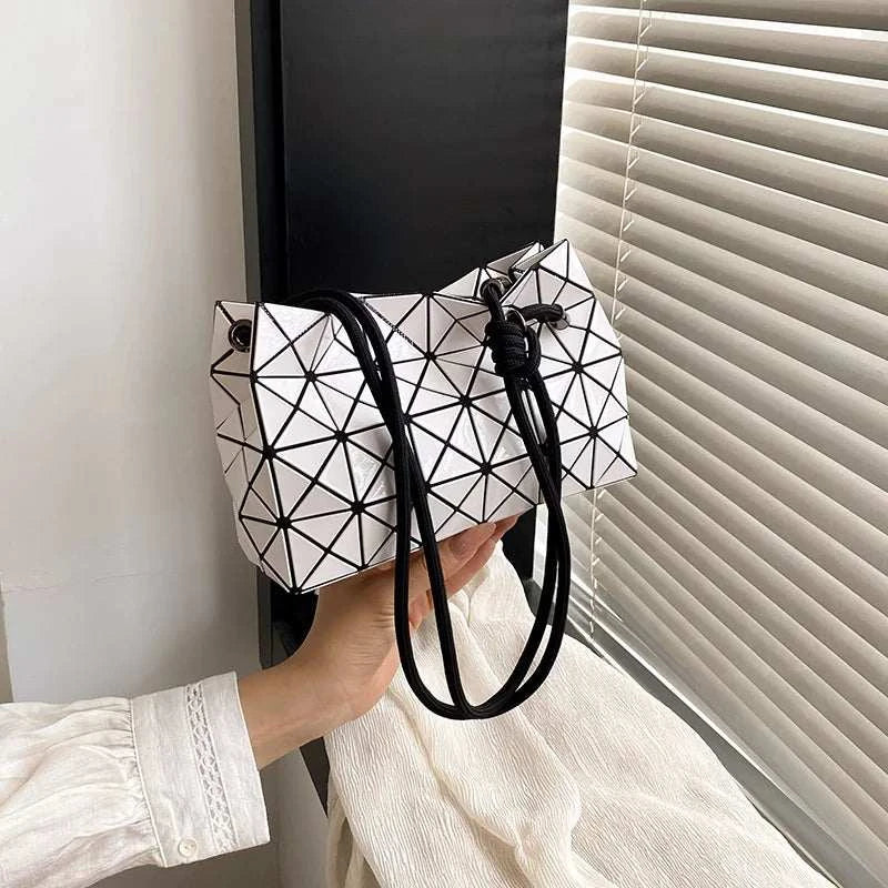 Trendy Letter Logo Handbag For Stylish Women With High-End Minimalist Vintage Design And Large Capacity