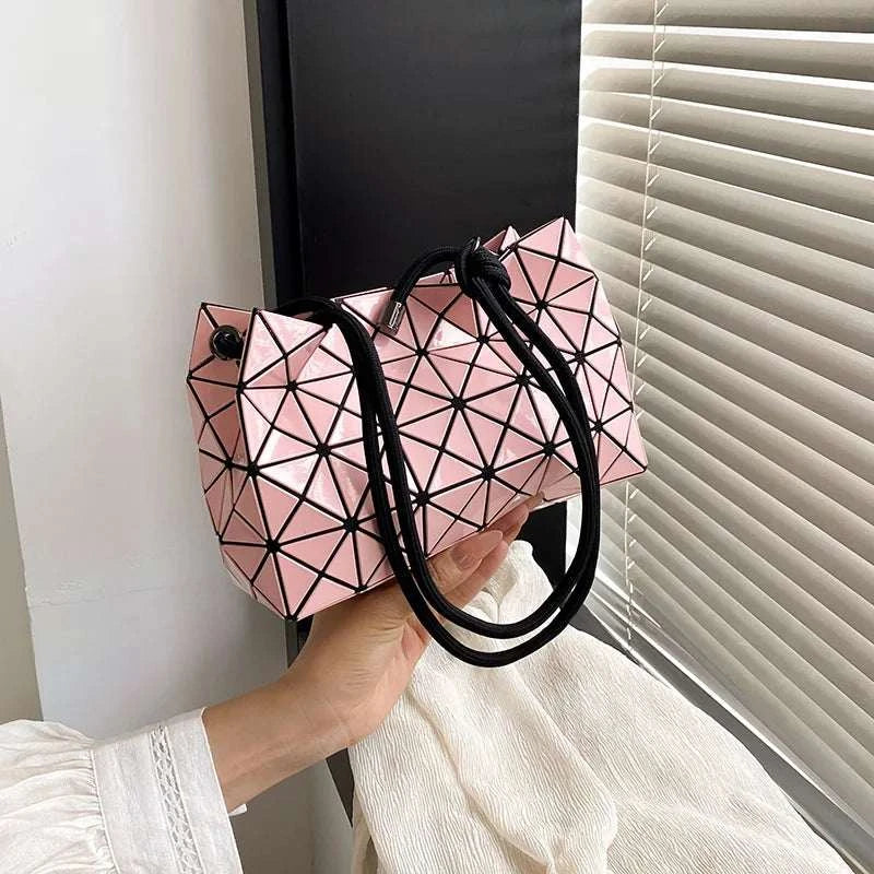 Trendy Letter Logo Handbag For Stylish Women With High-End Minimalist Vintage Design And Large Capacity