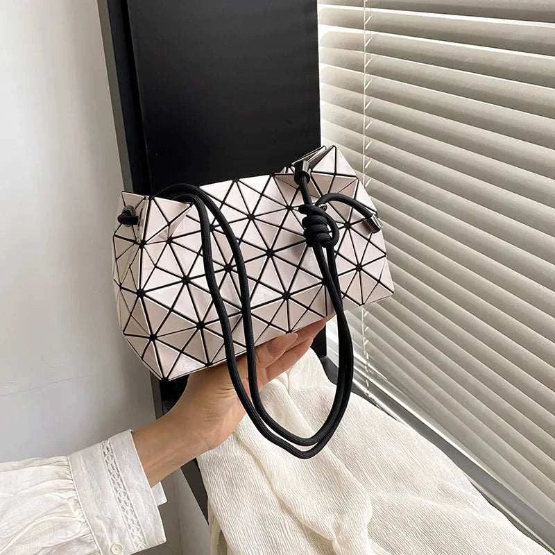 Trendy Letter Logo Handbag For Stylish Women With High-End Minimalist Vintage Design And Large Capacity