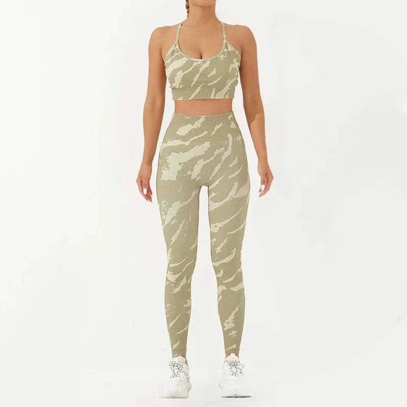 Seamless women's fitness clothing two-piece set with sleeveless sports bra and high-waisted leggings in beige print pattern