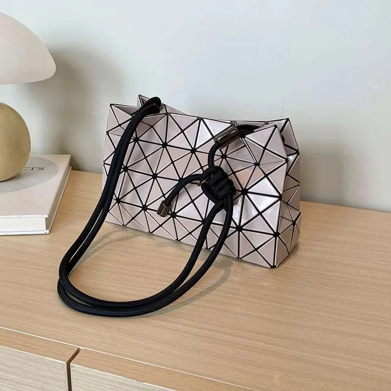 Trendy Letter Logo Handbag For Stylish Women With High-End Minimalist Vintage Design And Large Capacity