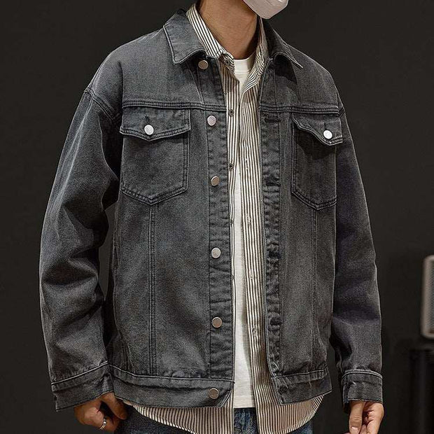 Men's gray denim jacket with size stick pockets and regular sleeves made of cotton